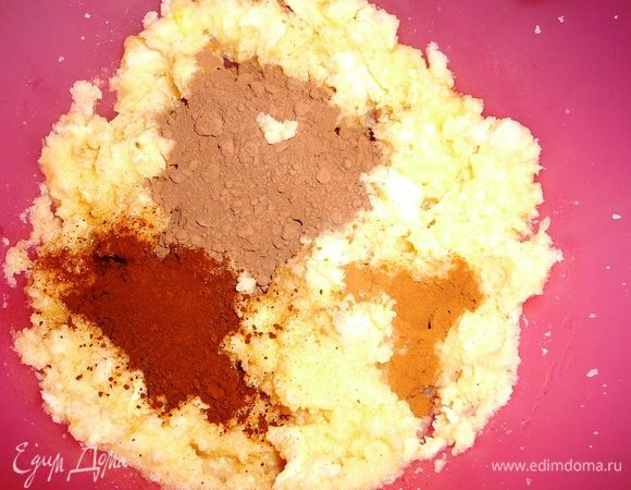 Добавить кофе (если кофе гранулированный, то его нужно измельчить до состояния порошка ), какао-порошок, корицу и ванилин.