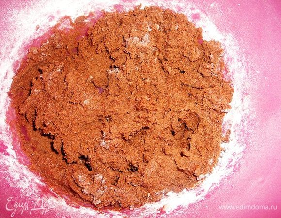 Постепенно ввести просеянную муку...