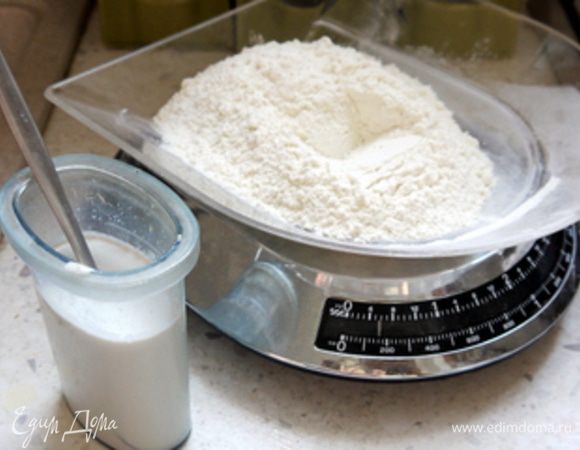 Расстворить дрожжи в молоке с сахаром. Добавить 150 гр муки 00 и хорошо перемешать. Полученную опару оставить на 30 минут.