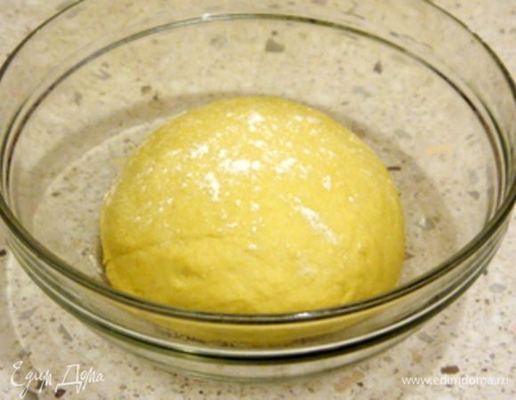 Затем скатать его в шар и в широкой миске перенести на верхнюю полку холодильника минимум на 4 часа.