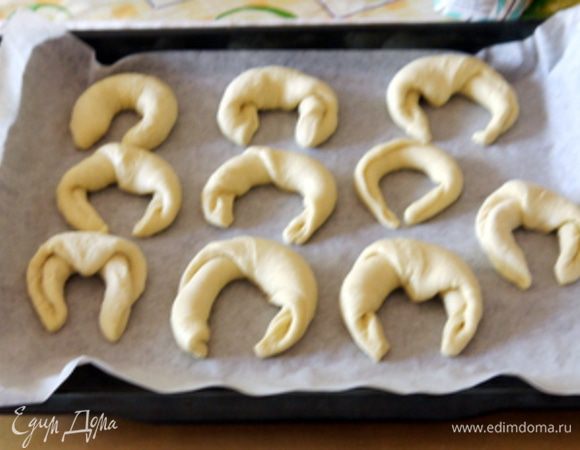 Противень накрыть пергаментом и перенести на него круассаны. Смазать их взбитым яйцом и оставить подниматься. Когда они увеличатся вдвое, разогреть духовку до 180° и выпекать круассаны 20 минут.

