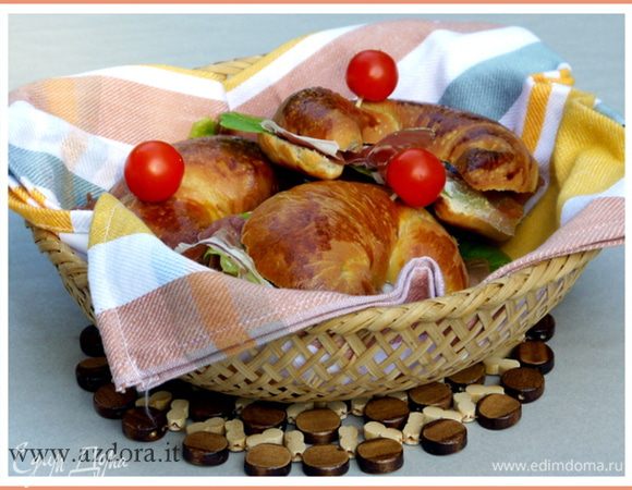 Готовые круассаны охладить, разрезать вдоль пополам и наполнить по вкусу. Например: помидорами, моццареллой, листовым салатом. Или листовым салатом, ветчиной и сыром.