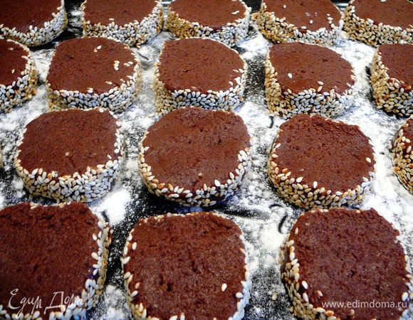 Противень слегка посыпать мукой и разложить печенье. Выпекать в разогретой до 180 г 20 минут.