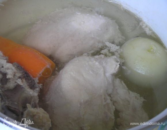 Куриные грудки промыть, залить холодной водой (на 2-3 см выше филе), поставить на огонь. В луковицу воткнуть гвоздику, добавить в кастрюлю, затем очищенную морковь (целиком), черный перец и лавровый лист, довести до кипения, варить на самом маленьком огне 1 час, затем вынуть морковь, добавить 1 ч.л. соли, варить еще 1,5-2 часа.