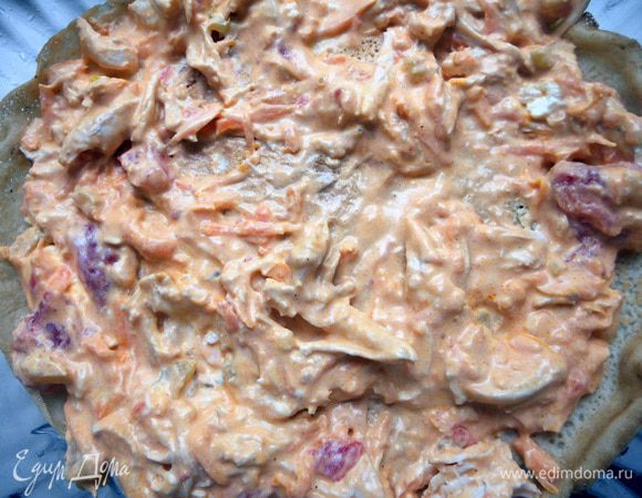 Поверх выложить часть начинки из курицы. Повторить слои, пока позволяет высота формы, или количество блинчиков.
