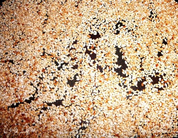 На сухой сковороде быстро обжарить кунжутные семечки.