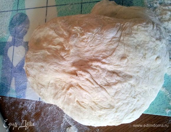 Замесить тесто, я это делаю в хлебопечке.
Если хлебопечки нет или по каким-то другим причинам вы месите тесто сами, то сделайте это и дайте ему подняться, поставив в теплое место на расстойку.