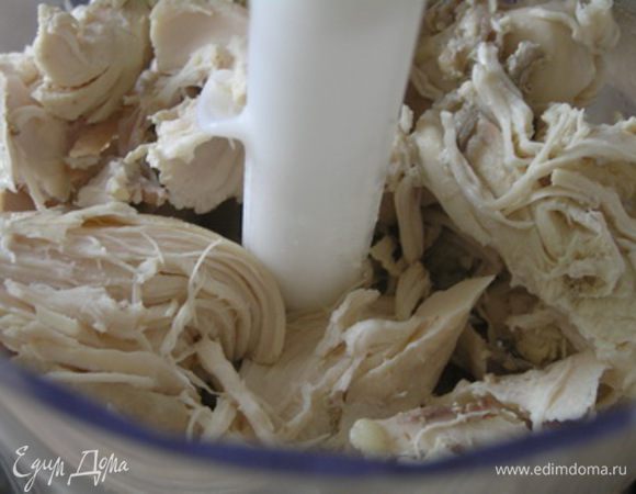 Листы желатина замочить в холодной воде на 8-10 минут. Бульон процедить, морковь нарезать кубиками. Куриные грудки измельчить в блендере,