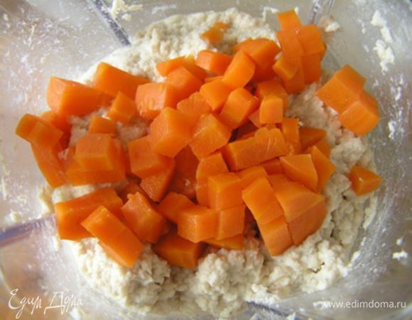 добавить нарезанную морковь, аккуратно перемешать,