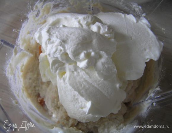 добавить взбитые до устойчивых пик сливки,