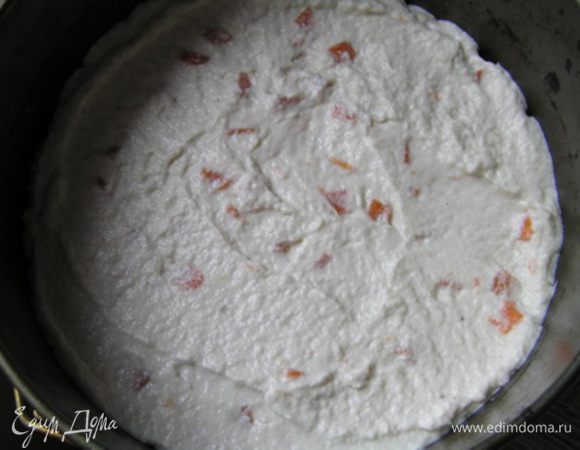 Разъемную форму выстелить пищевой пленкой, выложить половину куриного мусса, разровнять,