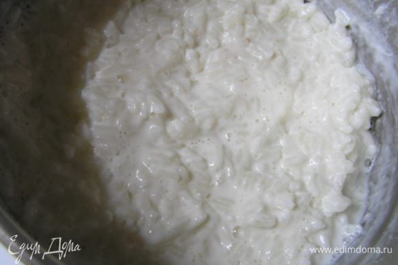 Рис залить водой, довести до кипения, варить 3-5 минут, затем влить молоко, добавить соль, довести до кипения и варить на маленьком огне минут 25-30 до полной готовности риса.