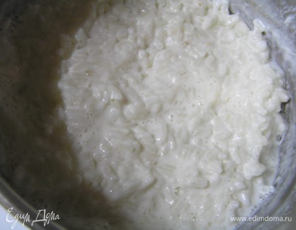 Рис залить водой, довести до кипения, варить 3-5 минут, затем влить молоко, добавить соль, довести до кипения и варить на маленьком огне минут 25-30 до полной готовности риса.