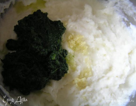 Желатин замочить в холодной воде на 8-10 минут. Готовый рис снять с огня, пюрировать с помощью блендера, добавить шпинат, измельченный чеснок, лимонный сок и оливковое масло, перемешать.