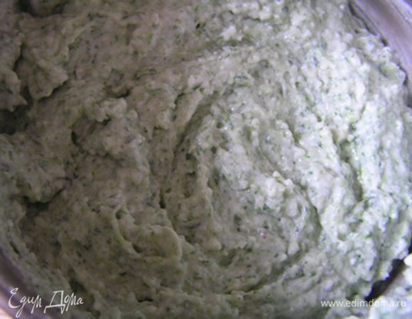 Затем добавить взбитые до устойчивых пик сливки 33% и аккуратно примешать в массу.