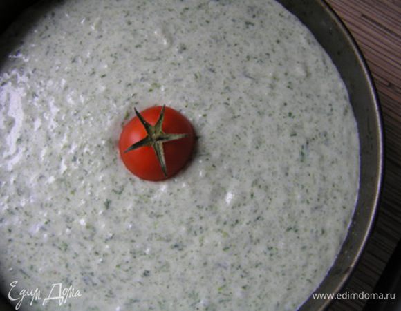 Мусс из шпината выложить сверху на мусс из риса, разровнять, украсить черри, убрать в холодильник до полного застывания.