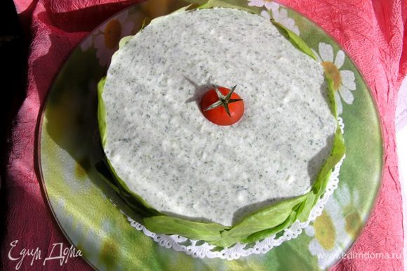 Готовый торт-мусс аккуратно извлечь из формы, украсить листьями салата (или шпината).
