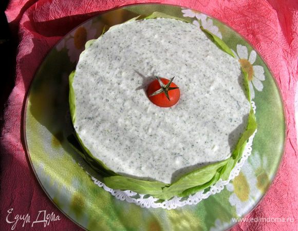 Готовый торт-мусс аккуратно извлечь из формы, украсить листьями салата (или шпината).