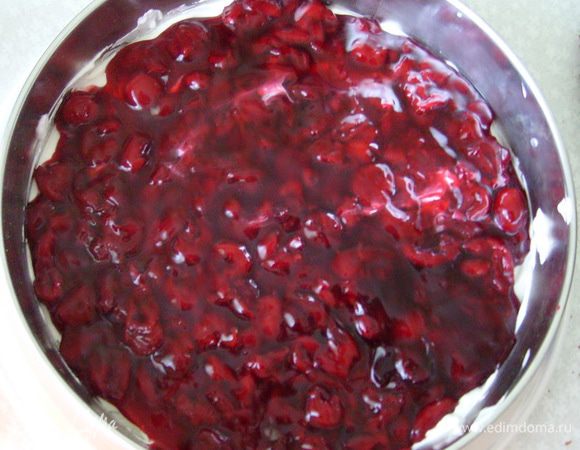 Первый корж пропитать сиропом, сверху выложить 1/3 взбитых сливок и всю вишневую начинку.