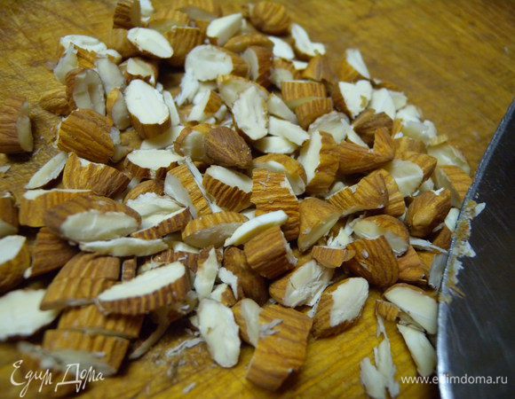 Немного мельче порубить миндаль (или др орехи).  