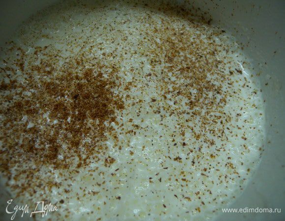 Взбить сливки с белком. Добавить приправы и соль. Я очень люблю с мускатным орехом. Заливка не "классическая". Я люблю я белком или с целым яйцом из-за того, что "жульен" получается тверже. Его можно резать. Он не тянется и не "льется". Это видно с шага 12 (фото) или дополнительного 4-го фото. 