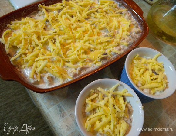 Посыпать тертым сыром. Я люблю, чтобы сыра было минимум. 