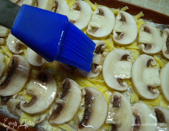 Смазать их растительным маслом (я еще посыпала кунжутом). 