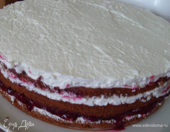 Накрыть третьим слоем, также пропитать его сиропом. Оставшиеся сливки распределить на верх и бока торта.