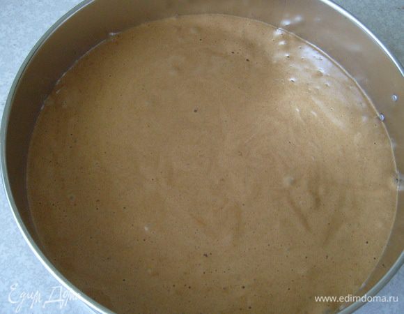 Вылить тесто в подготовленную форму. У меня форма 26 см, хотя лучше конечно использовать форму 23-24 см., бисквит будет повыше.