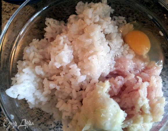 Теперь готовим куриные тефтельки с рисом. Для этого курицу прокрутить через мясорубку, и прокрутить также репчатый лук, чеснок, добавить сырое яйцо. 