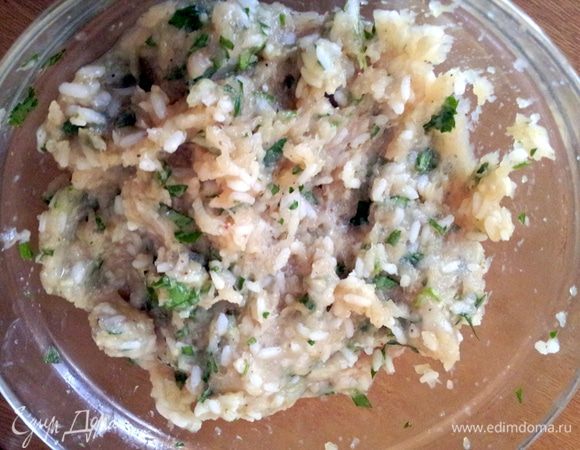 Добавить нарезанную петрушку, можно и тертую морковь, тогда тефтельки приобретут красивый цвет.