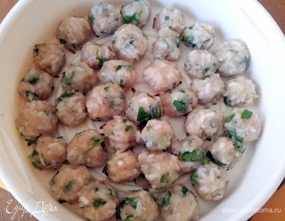 Сформировать из фарша маленькие шарики.
Приготовить тефтельки на пару в течении 10 минут.