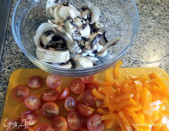 Нарезаем грибы, перец. Помидорки порезать пополам. 
И надо натереть сыр.
