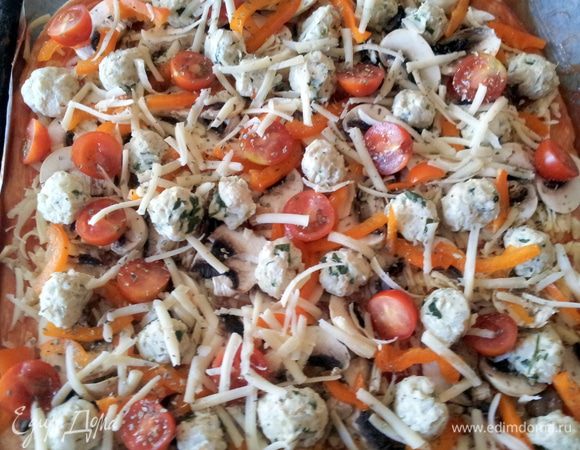 Затем разложить по основе тефтельки, грибы, перец, половинки черри,  посолить, посыпать сухим базиликом, орегано,посыпать немного тертым сыром и сбрызнуть оливковым маслом. Выпекать пиццу в заранее разогретой духовке в течении примерно 20минут при 200С.
Приятного аппетита! 