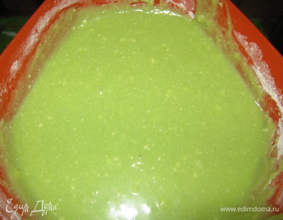 Взбиваем масло с сахаром в кремообразную массу.
Отделяем белки от желтков.Желтки добавляем в тесто и перемешиваем.Затем добавляем в массу сироп,молоко,пищевой краситель и муку смешанную с разрыхлителем.