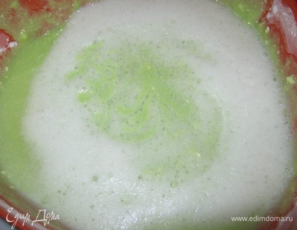 Белки хорошо взбить с солью и осторожно добавить в тесто.