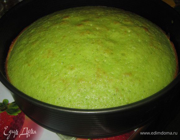 Духовку разогреваем до 160 градусов.
Форму для пирога смазываем маслом и выкладываем тесто.Выпекаем пирог в течение 20-30минут.Готовность пирога проверяем с помощью деревянной шпажки.
Дать отстоятся пирогу в течение 5-ти минут.