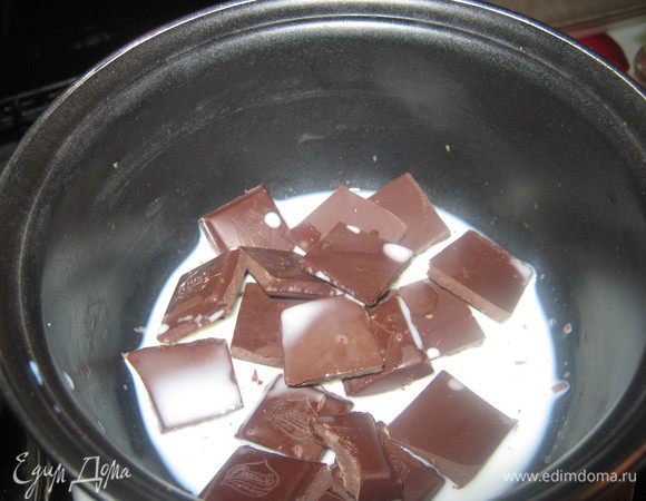 Для глазури,шоколад поломать на кусочки,добавить молоко,и  растопить на водяной бане до однородной массы.