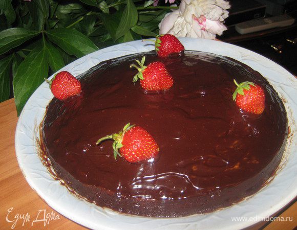 Пирог покрыть глазурью и украсить по желанию.
Очень советую приготовить эту вкусность!;)