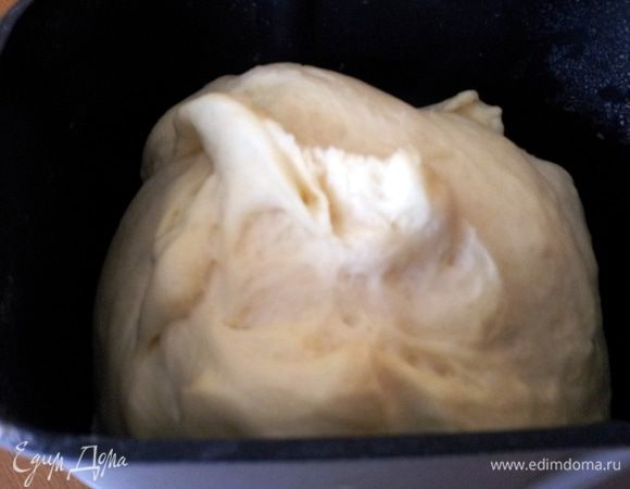 Смешать все ингредиенты в миске и замесить тесто(но в тесто добавить только 2 яйца, а третье-это для смазывания нашей плетенки),скатать в шар и поставить в теплое место на 2 часа подниматься. Я опять же делаю это в хлебопечке. 