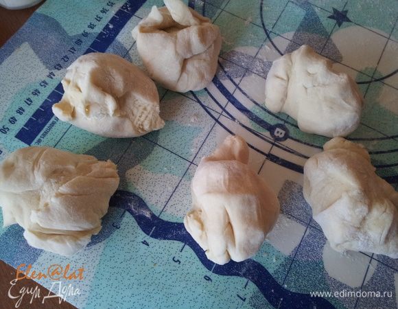 Тесто поделить на 6 равных частей.