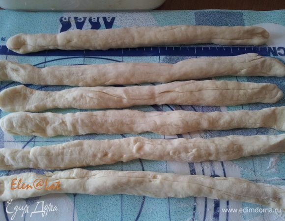 Из каждой скатать жгут длинной примерно 35 см.