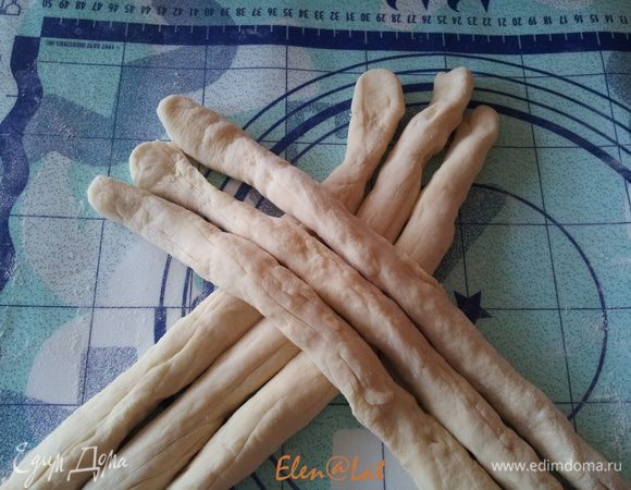 Теперь начинаем плести, у меня получилось не сразу, но потренировавшись, все получилось как надо.
сложить жгуты как показано на фотографии, но нижние концы должны быть чуть длиннее.