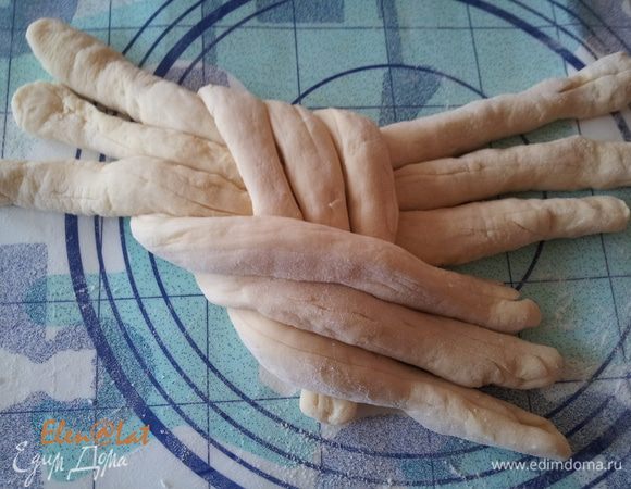 Теперь в ход идут концы других жгутов, их мы укладываем на верхние.