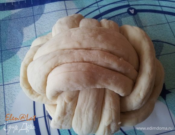 И последние, правые кончики прячем под 3-мя левыми и их как бы натягиваем вниз, чтобы они скрылись.
И вот такую плетенку надо оставить минут на 30 для расстойки.

