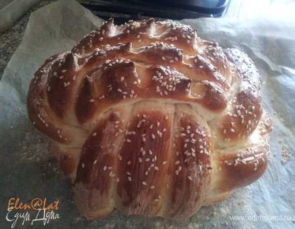 Выпекать плетенку в заранее разогретой духовке до 190С минут 30, ориентируйтесь, пожалуйста, на свою духовку.
Как только испечется наша плетенка, ее надо накрыть чистым сухим полотенцем.
Попробуйте, испеките, это ведь так здорово когда пахнет в доме свежеиспеченным хлебом.