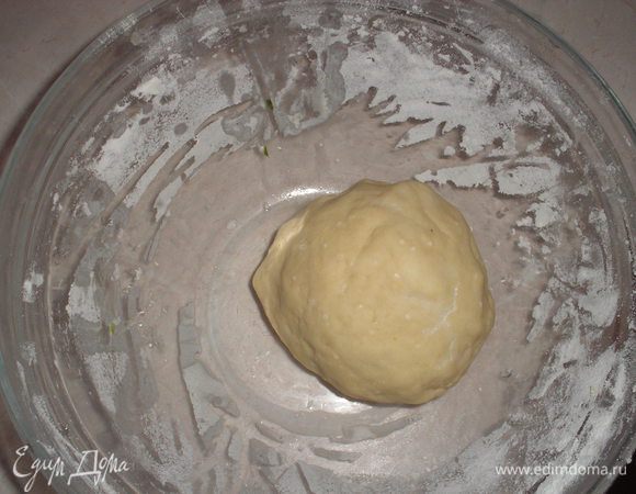 Замешиваем тесто: муку перемешиваем с солью, растительным маслом, выливаем кипяток и замешиваем легкое тесто. Даем тесту немного остыть.