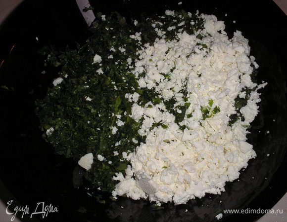 Зелень рубим блендером в кашицу. Добавляем сыр ( у меня брынза). перемешиваем. Я не солила зелень, потому что брынза была довольно соленая.