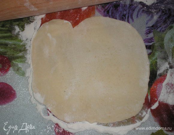 Тесто делим на 8–9 частей. Берем одну часть теста, раскатываем в круг.