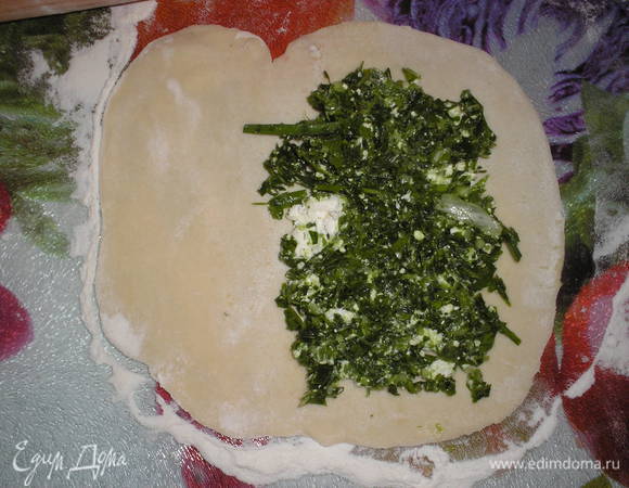 На одну часть круга выкладываем 2–3 ст. л. начинки.